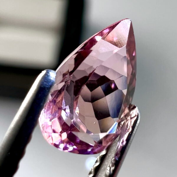 تورمالين وردي طبيعي ١٫١٣ قيراط - ٨٫٥ × ٥٫٧ مم