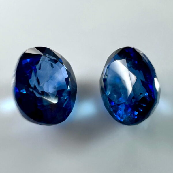 زوج من الياقوت الأزرق الطبيعي – 2.12 قيراط – تايلاند – 6,2 × 5,2 ملم – 6,3 × 5,1 ملم