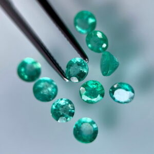 زمرد طبيعي من زامبيا 0.27 قيراط – دائري 4.2 مم – أخضر فاتح إلى متوسط