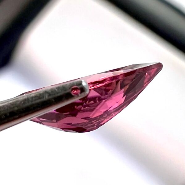 تورمالين وردي رائع 0.99 قيراط – 9 × 6.8 مم – لون مشرق وبريق للمجوهرات الثمينة