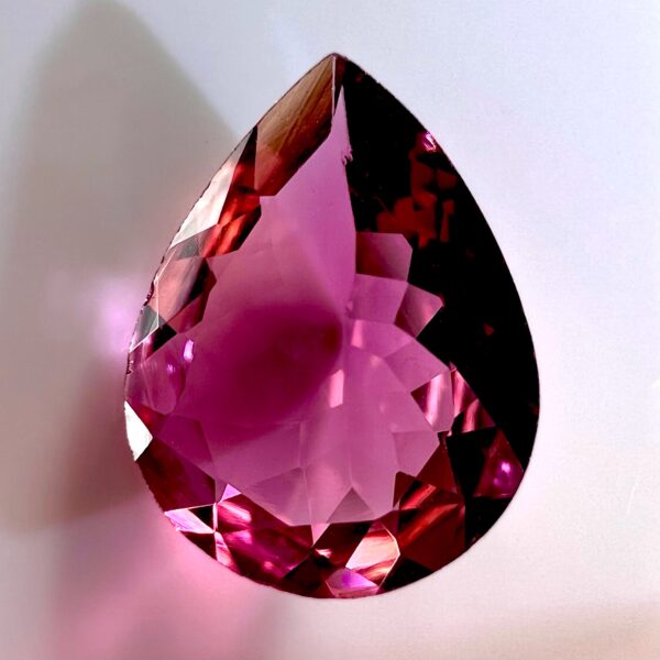 تورمالين وردي رائع 0.99 قيراط – 9 × 6.8 مم – لون مشرق وبريق للمجوهرات الثمينة