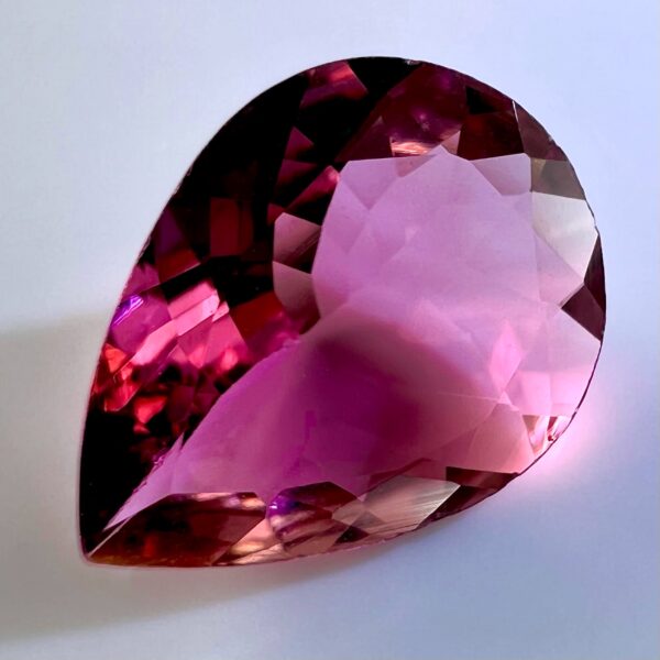 تورمالين وردي رائع 0.99 قيراط – 9 × 6.8 مم – لون مشرق وبريق للمجوهرات الثمينة
