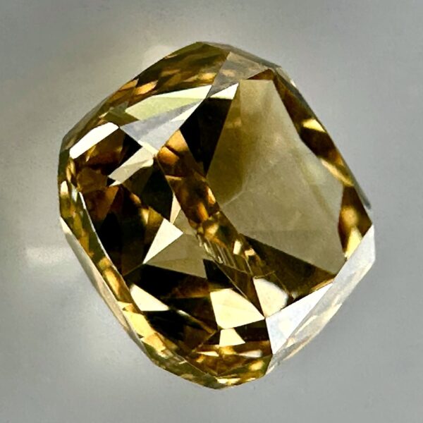Natural greenish yellow diamond, untreated, with certificate, elegant cut and exceptional brilliance, offering a rare combination of green and yellow hues.