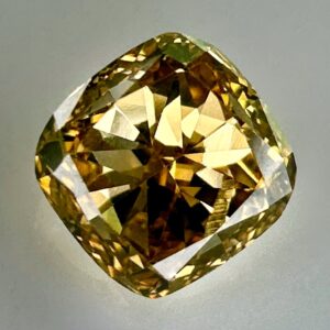 Natural greenish yellow diamond, untreated, with certificate, elegant cut and exceptional brilliance, offering a rare combination of green and yellow hues.