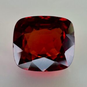0.81 ct Brick Red Spinel: A rare gemstone, with beautiful clarity and warm color, perfect for unique jewelry creations or a precious collection.