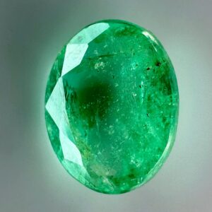 0.91ct natural emerald from Zambia with an elegant oval shape and a beautiful green hue.