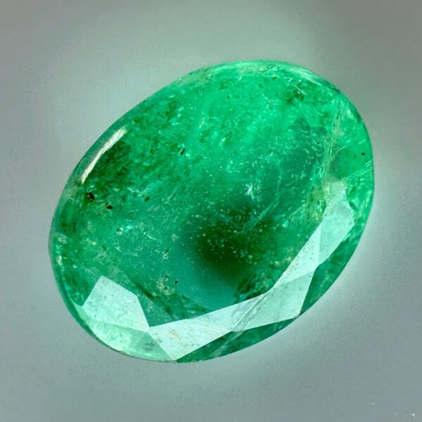 0.91ct natural emerald from Zambia with an elegant oval shape and a beautiful green hue.