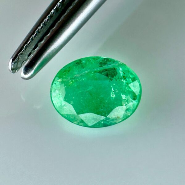 0.91ct natural emerald from Zambia with an elegant oval shape and a beautiful green hue.