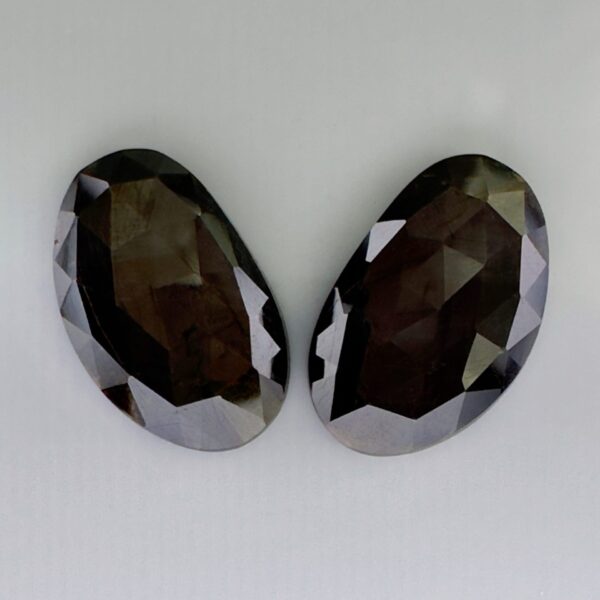 This golden sapphire, known as Zawadi Sapphire, owes its unique color to inclusions of hematite and rutile. Highly prized in fine jewelry, it is perfect for elegant earrings.