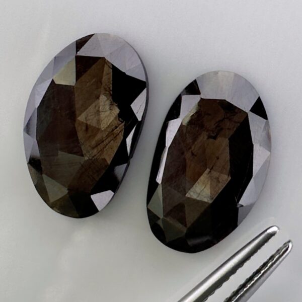 This golden sapphire, known as Zawadi Sapphire, owes its unique color to inclusions of hematite and rutile. Highly prized in fine jewelry, it is perfect for elegant earrings.