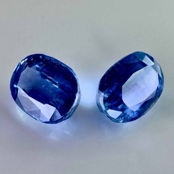 Discover the beauty of this pair of natural kyanite, renowned for its vibrant blue tones, ideal for refined earrings
