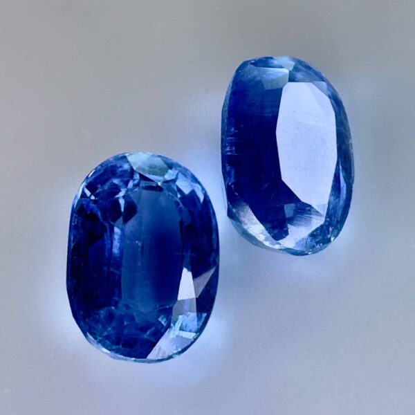 Discover the beauty of this pair of natural kyanite, renowned for its vibrant blue tones, ideal for refined earrings