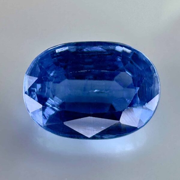 Discover the beauty of this pair of natural kyanite, renowned for its vibrant blue tones, ideal for refined earrings