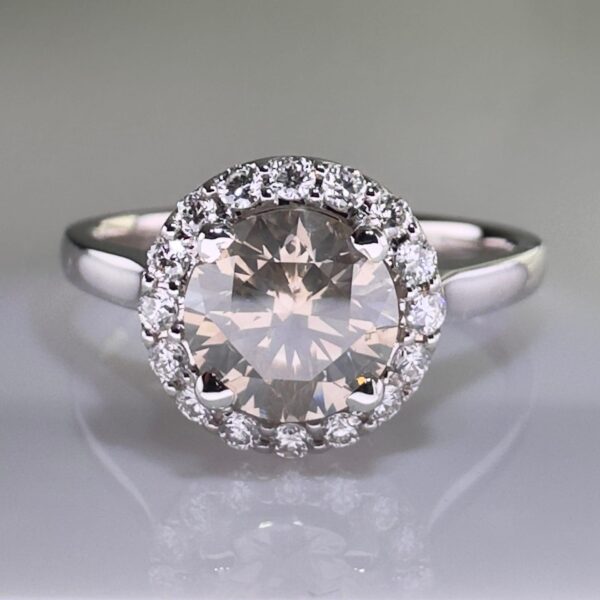 Ring with a central diamond surrounded by a halo of smaller diamonds to maximize sparkle and elegance. ©JamelGems